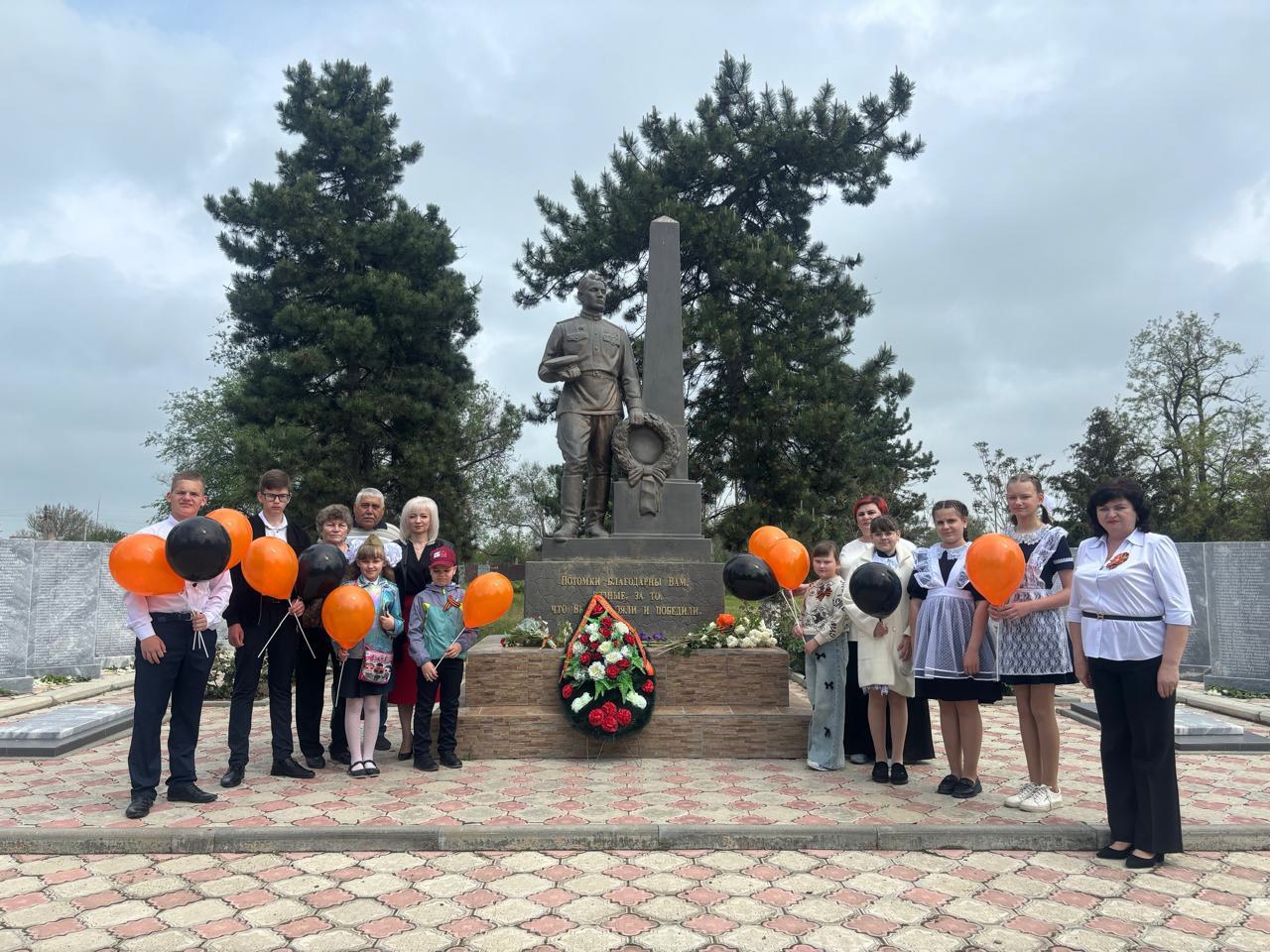Торжественное возложение цветов к мемориалу Солдату - Победителю